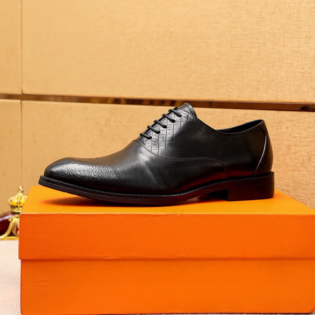 Men's shoes 💰460 💐 Product trademark: HERMES "Hermès" business leather shoes Regular size: 38-44 (45🉑️customized) Product materials: Selected imported first-layer calfskin upper, imported water-dyed 🐂 cowhide lining. Strong three-dimensional visual effect, non-slip and wear-resistant combination outsole Color: 2⃣️colors available